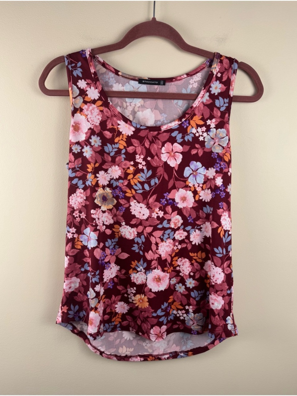Staccato Scoop Neck Floral Tank in Burgandy